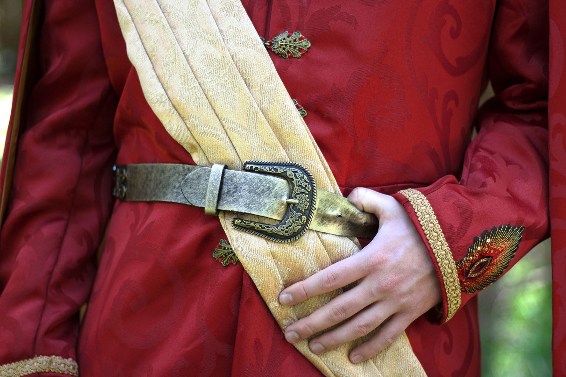 Vue de face, grand manteau à pans et écharpe, détail de l'écharpe et des poignets