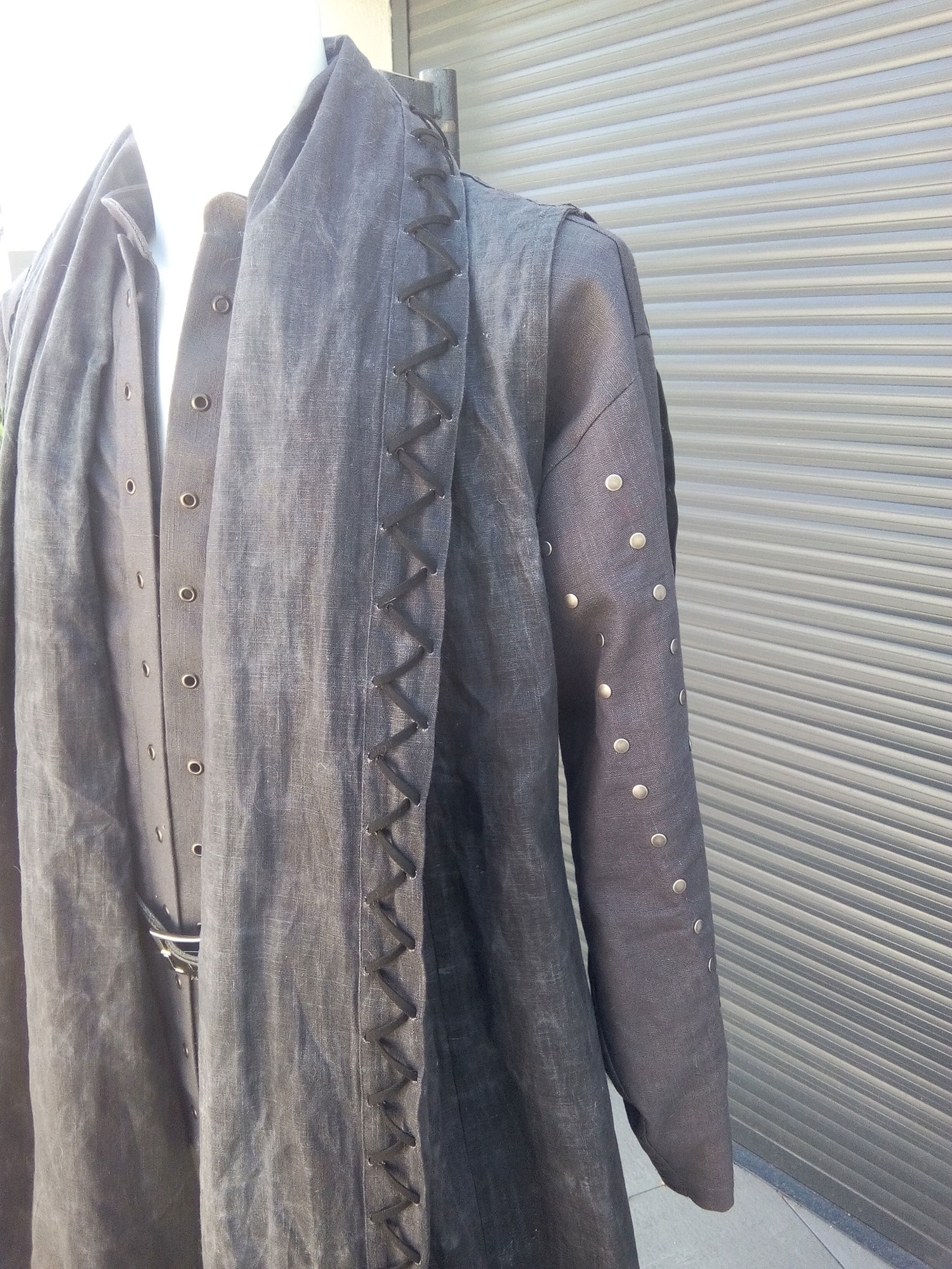 Vue de face, manteau lin ciré et lacets de suédine et chemise en lin à manches rivetées, détails