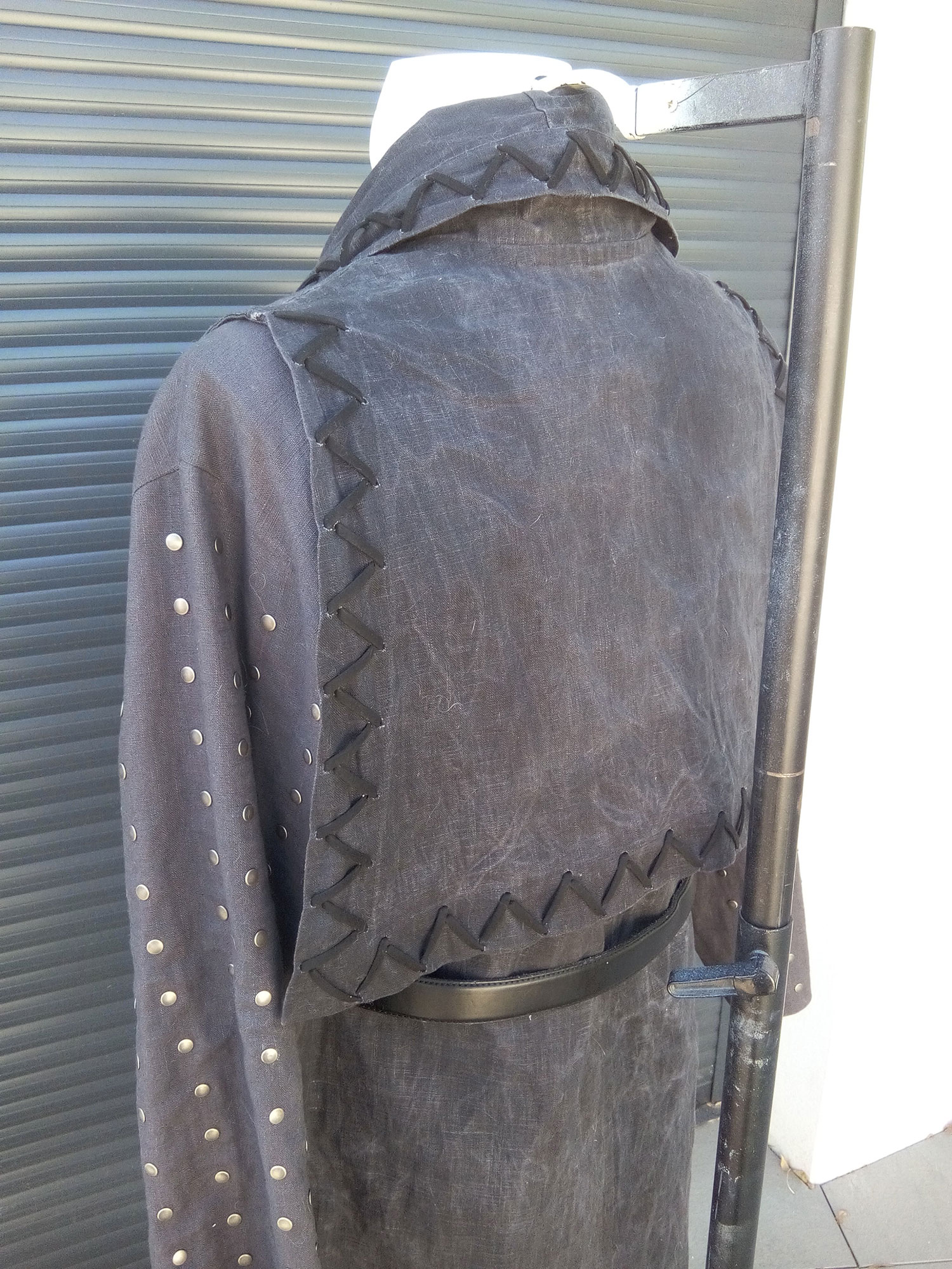 Vue de dos, manteau lin ciré et lacets de suédine et chemise en lin à manches rivetées, détails