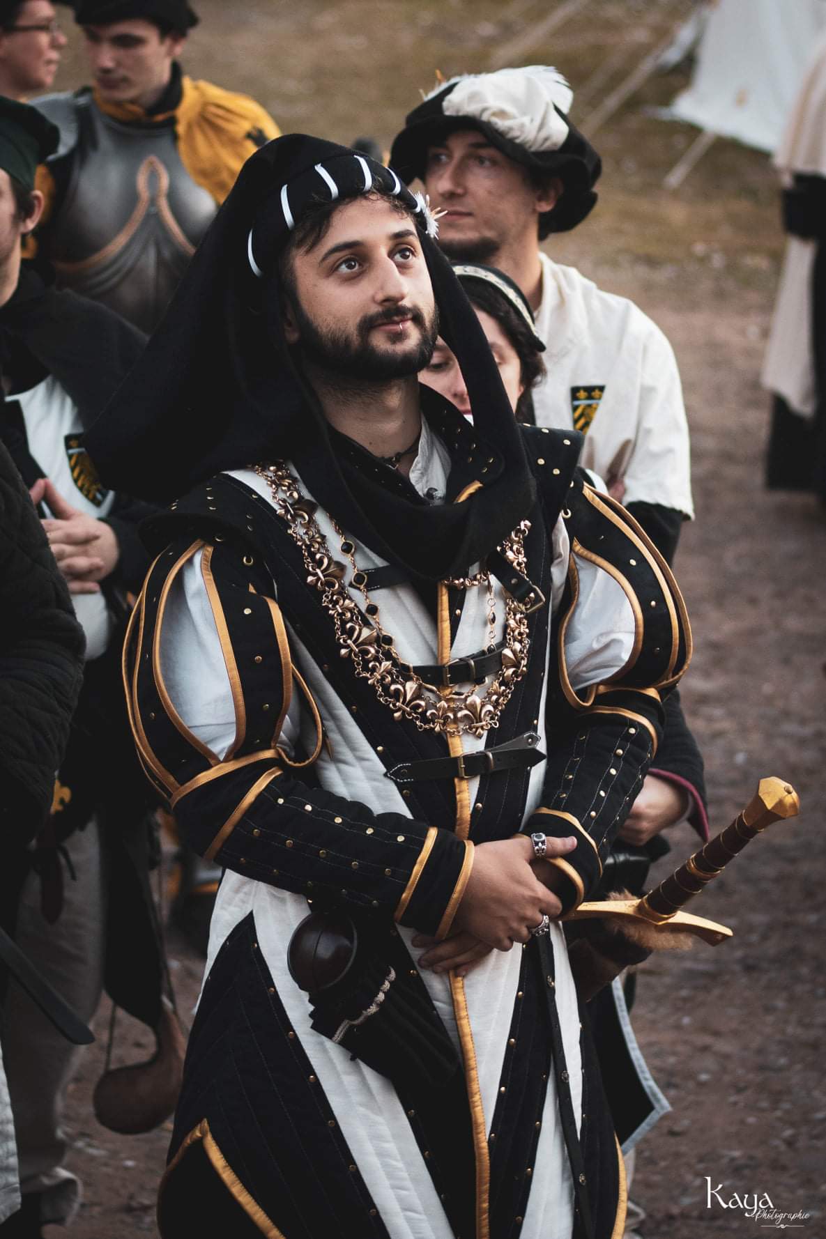 Le costume de Cecil II de la Ferette, photo en pied, porté lors d'un jeu de rôles.