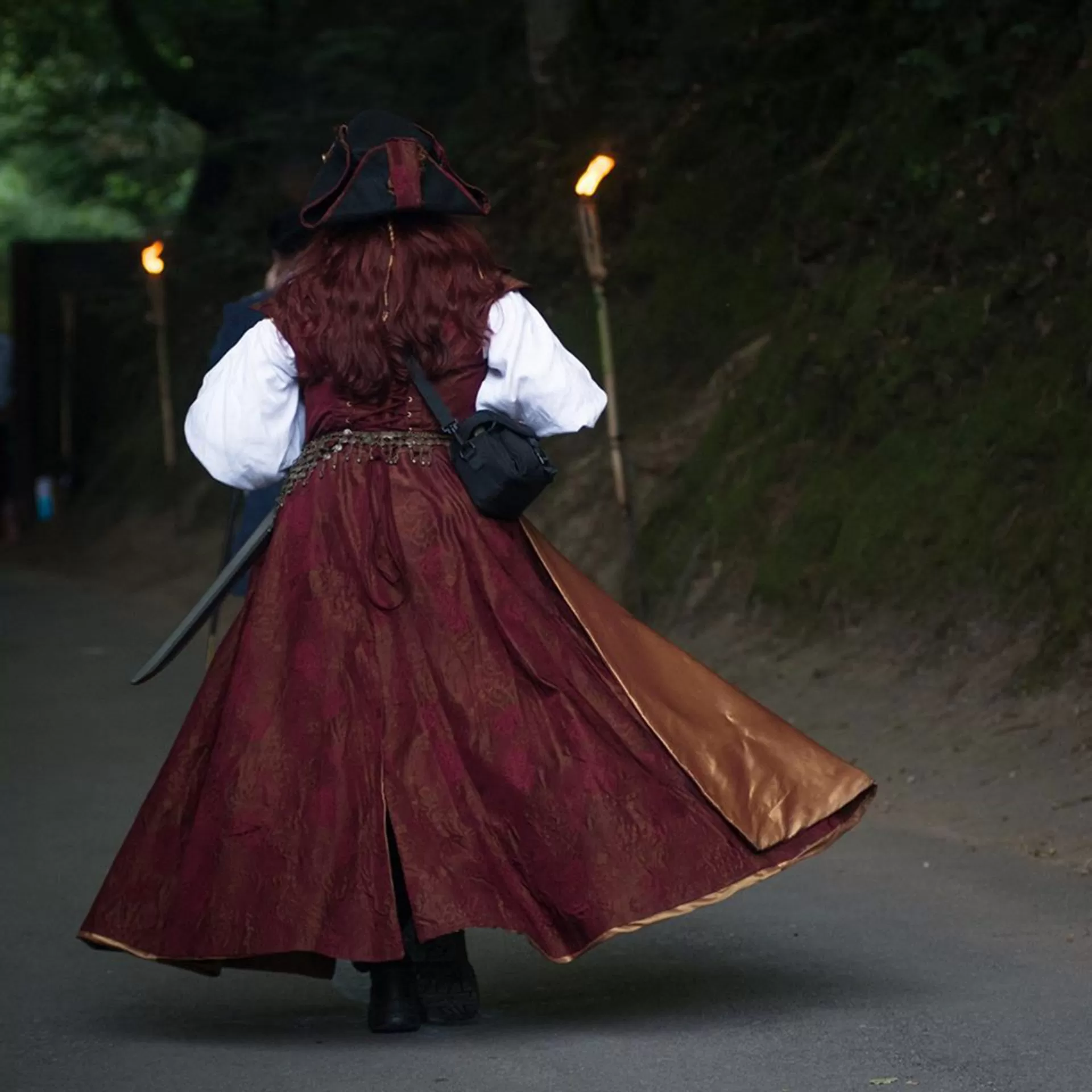 De dos, le manteau long à épaulettes et grand col