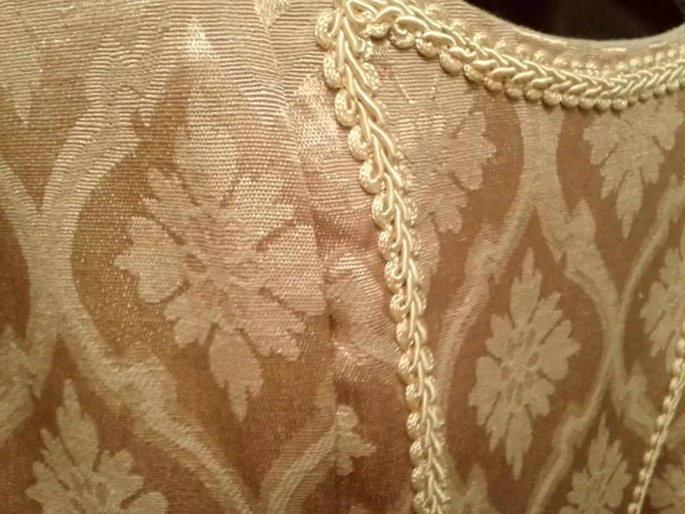 Détail de la robe et du galon central
