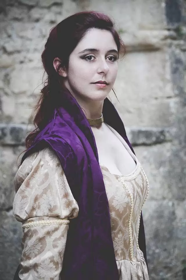 Portrait de face, robe dorée et manteau à grand col et épaulettes