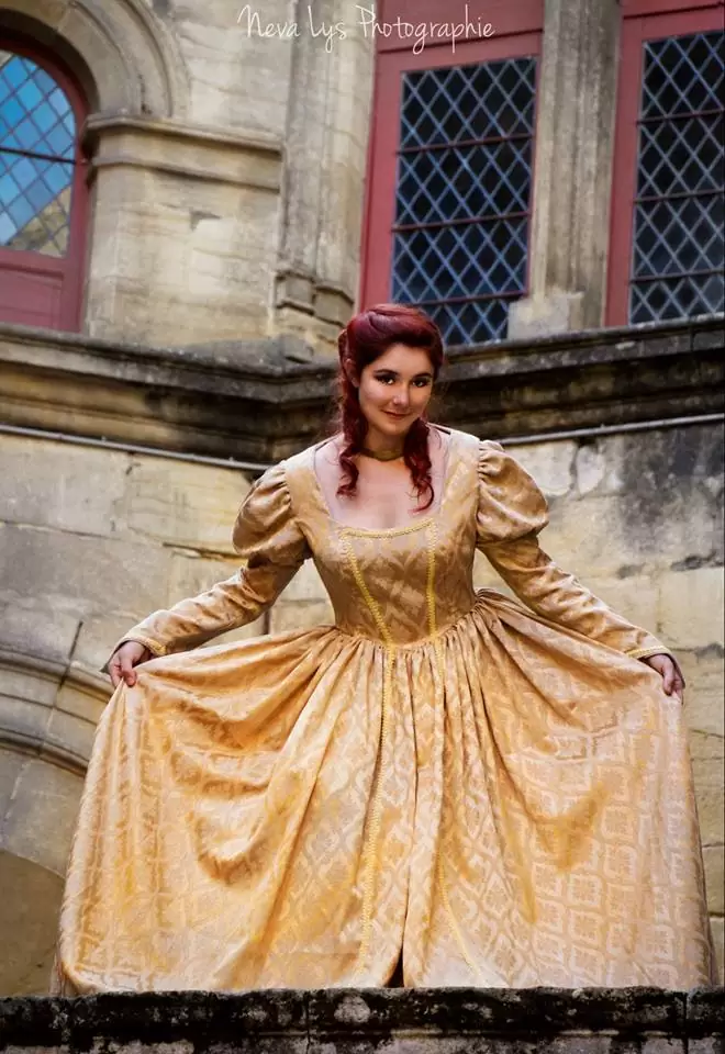 Vue de face, robe dorée, révérence