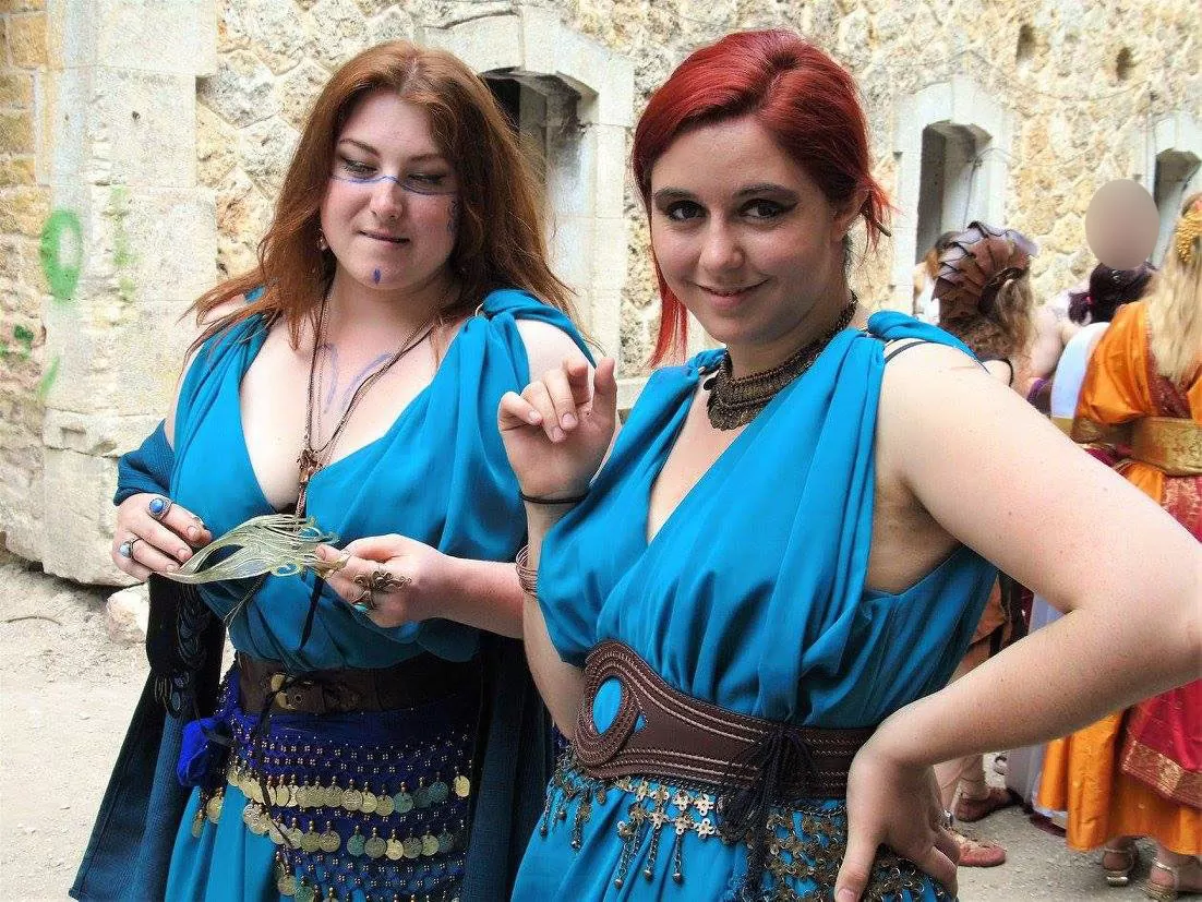 Vue de face, deux tuniques plissées femme, en jeu