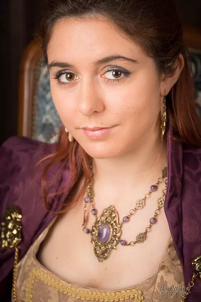 Portrait, robe dorée et manteau à grand col et épaulettes, décor historique
