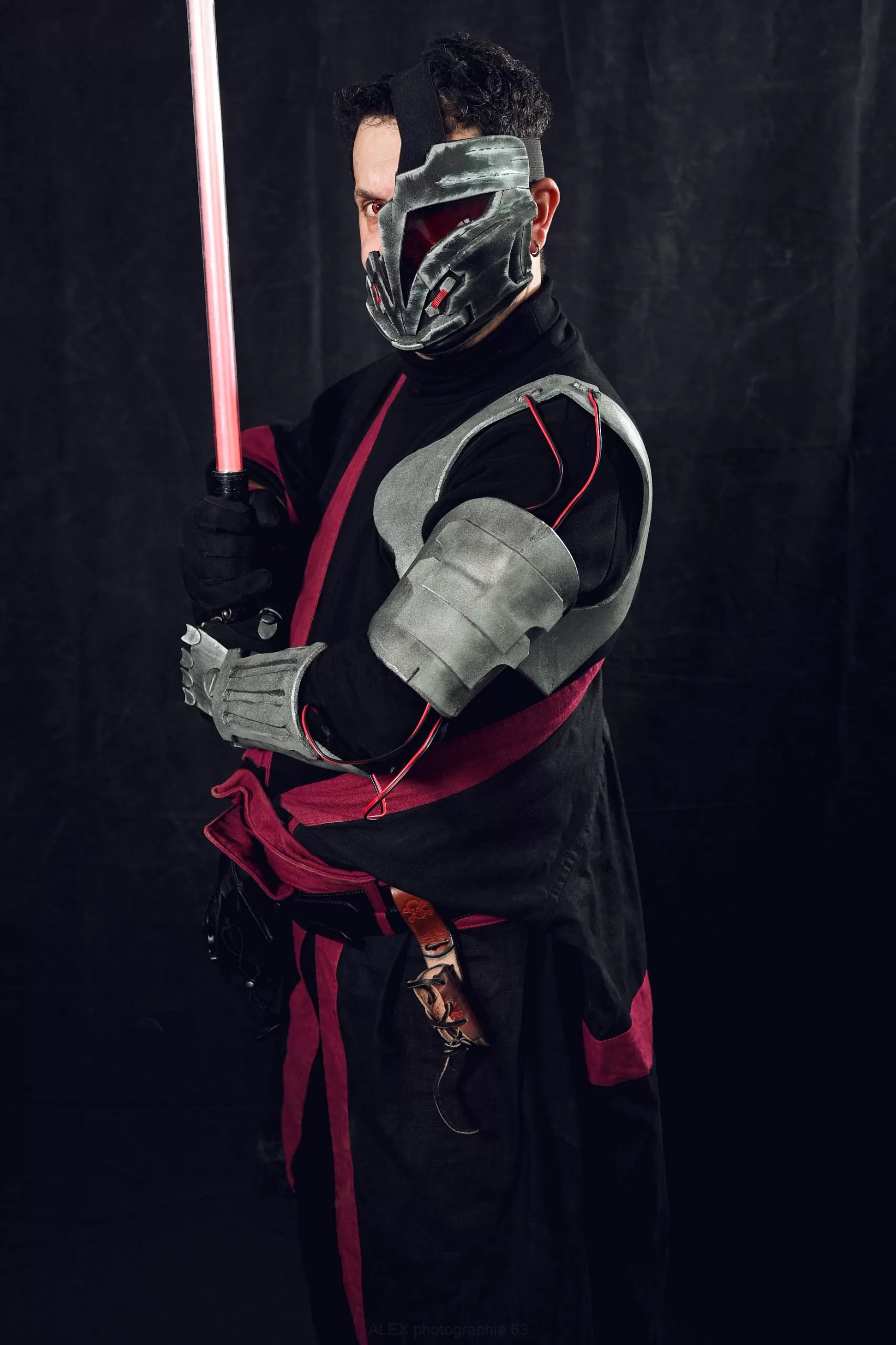 Guerrier sith brandissant son sabre laser rouge