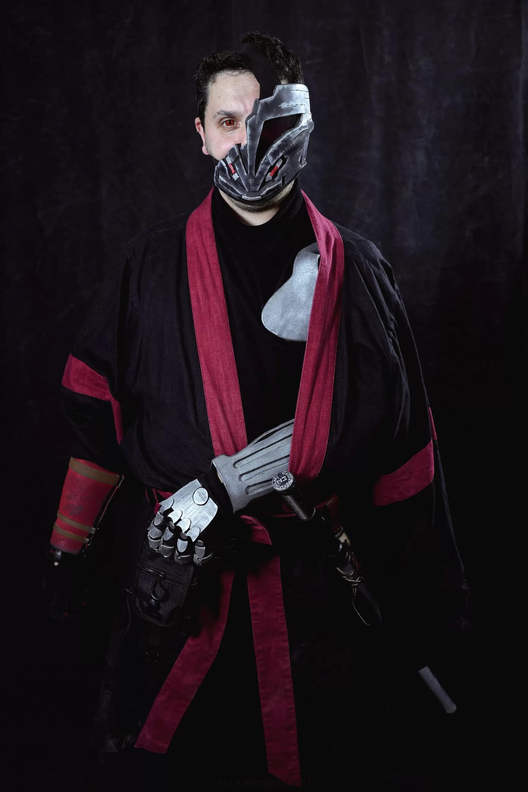 Guerrier sith portant un kimono rouge et noir